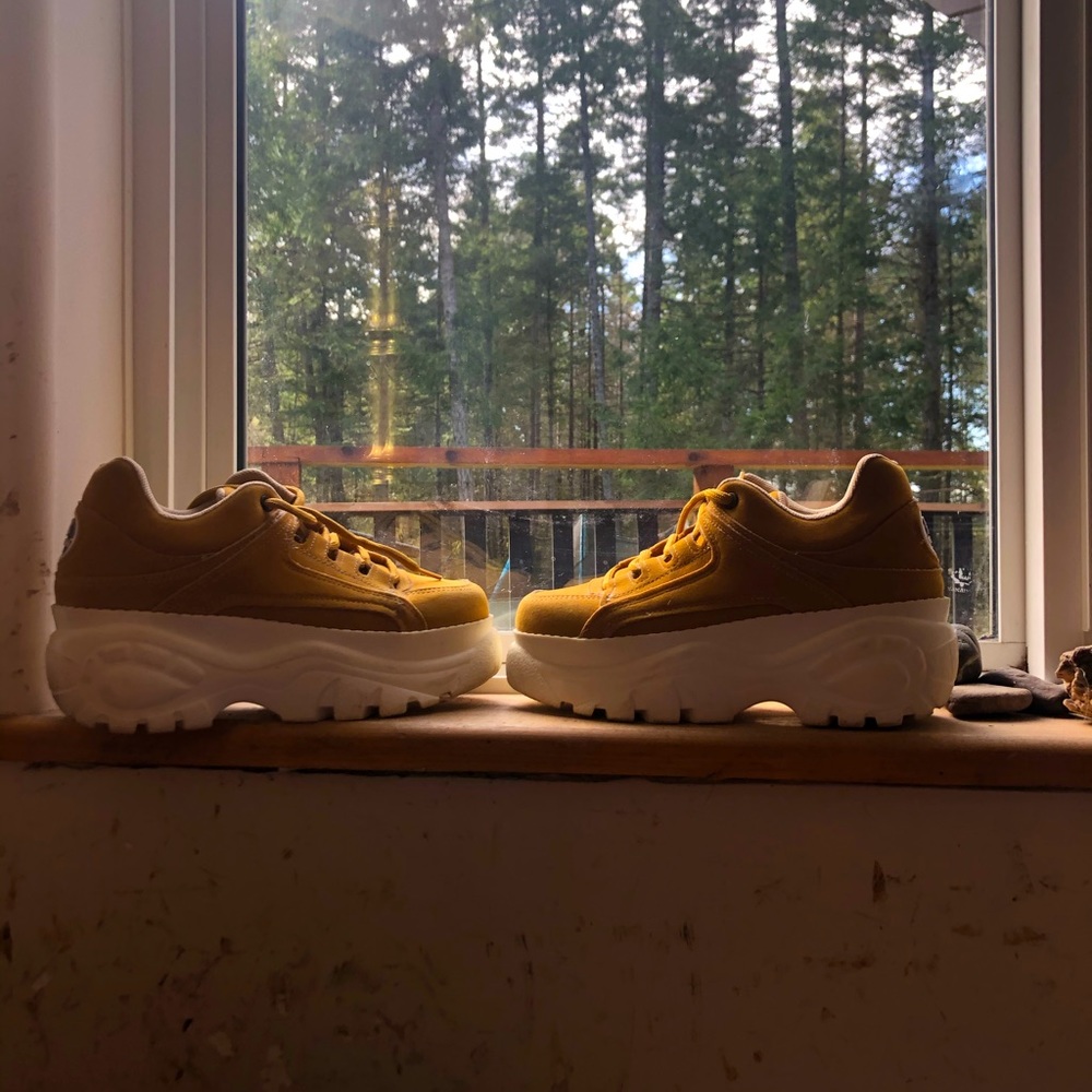 Chunky yellow sneakers ✨💛
